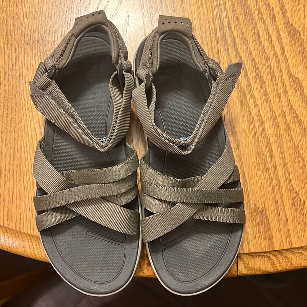 Women’s Teva sandal. Like new. Size 6